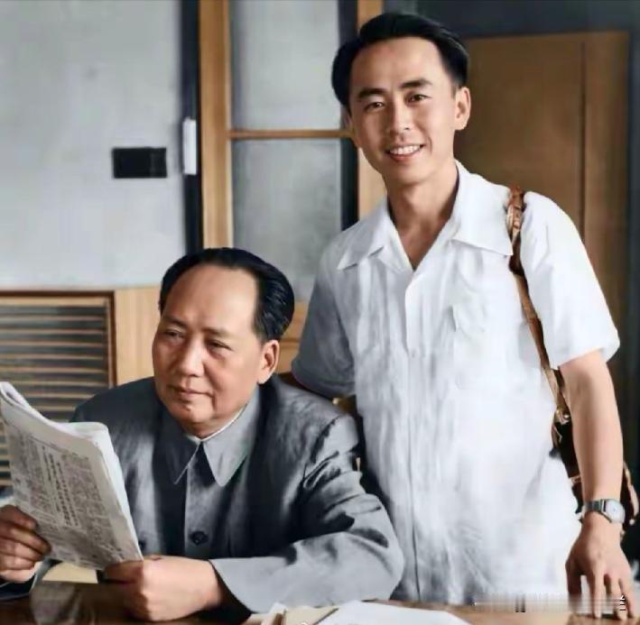 这是伟人毛主席和他的理发师:周福明在一起的一张合影照片。
据说毛主席晚年的发型就
