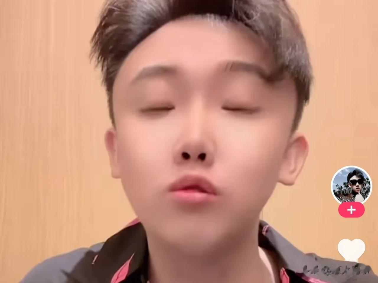 前段时间，辛巴开直播，四川可乐小号来刷礼物被辛巴轰出直播间，可以看得出来，二人矛