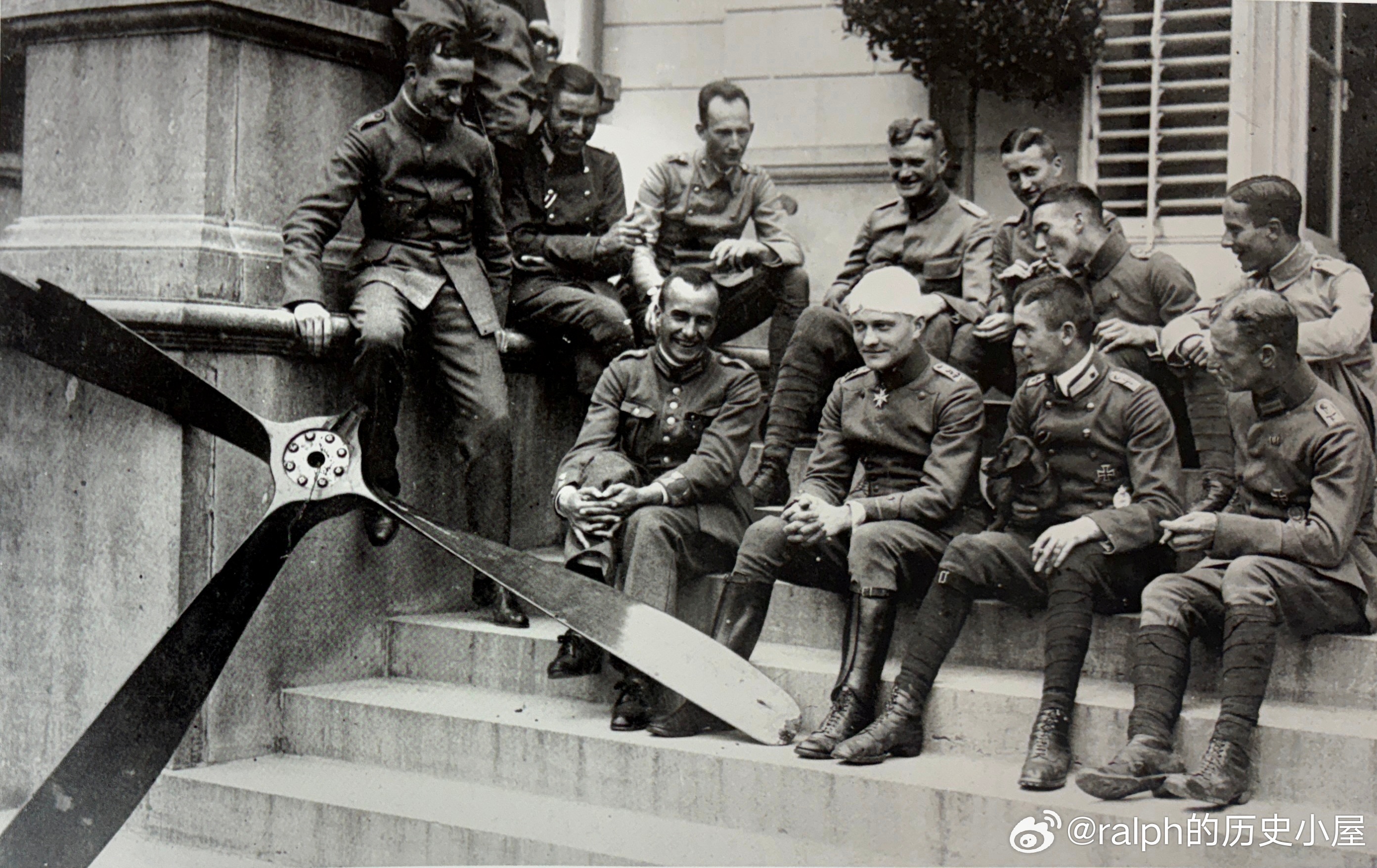 1917年8月14日德军第1战斗机中队飞行员带着英国飞机的螺旋桨作为礼物看望住院