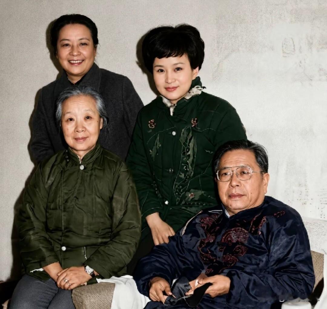 彼年，曹禺、李玉茹夫妇与两位豫剧名家同框。
曹禺是中国现代话剧奠基人之一，李玉茹