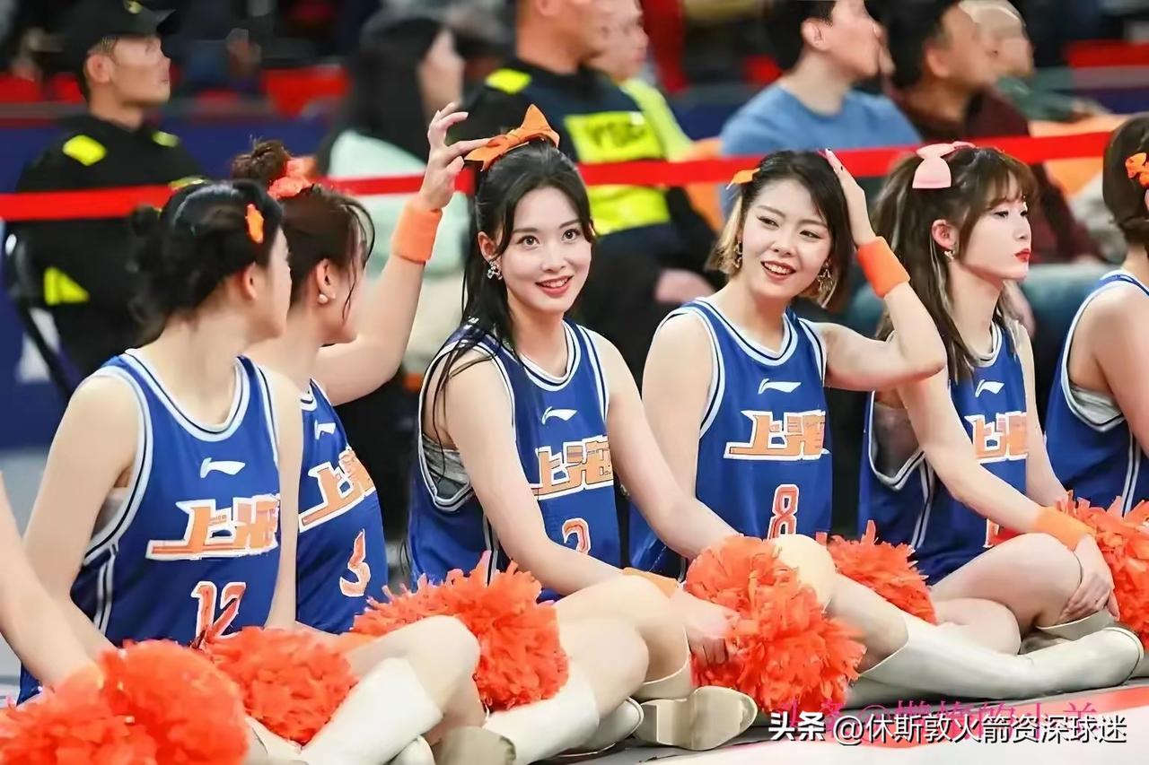 上海男篮啦啦队就是好看，怪不得洛夫顿都挪不开眼睛，一直盯着她们看。估计连NBA球