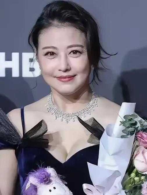 47岁周海媚弃港北上定居：父亲断言她会后悔，结局却出人意料
 
2013年，47