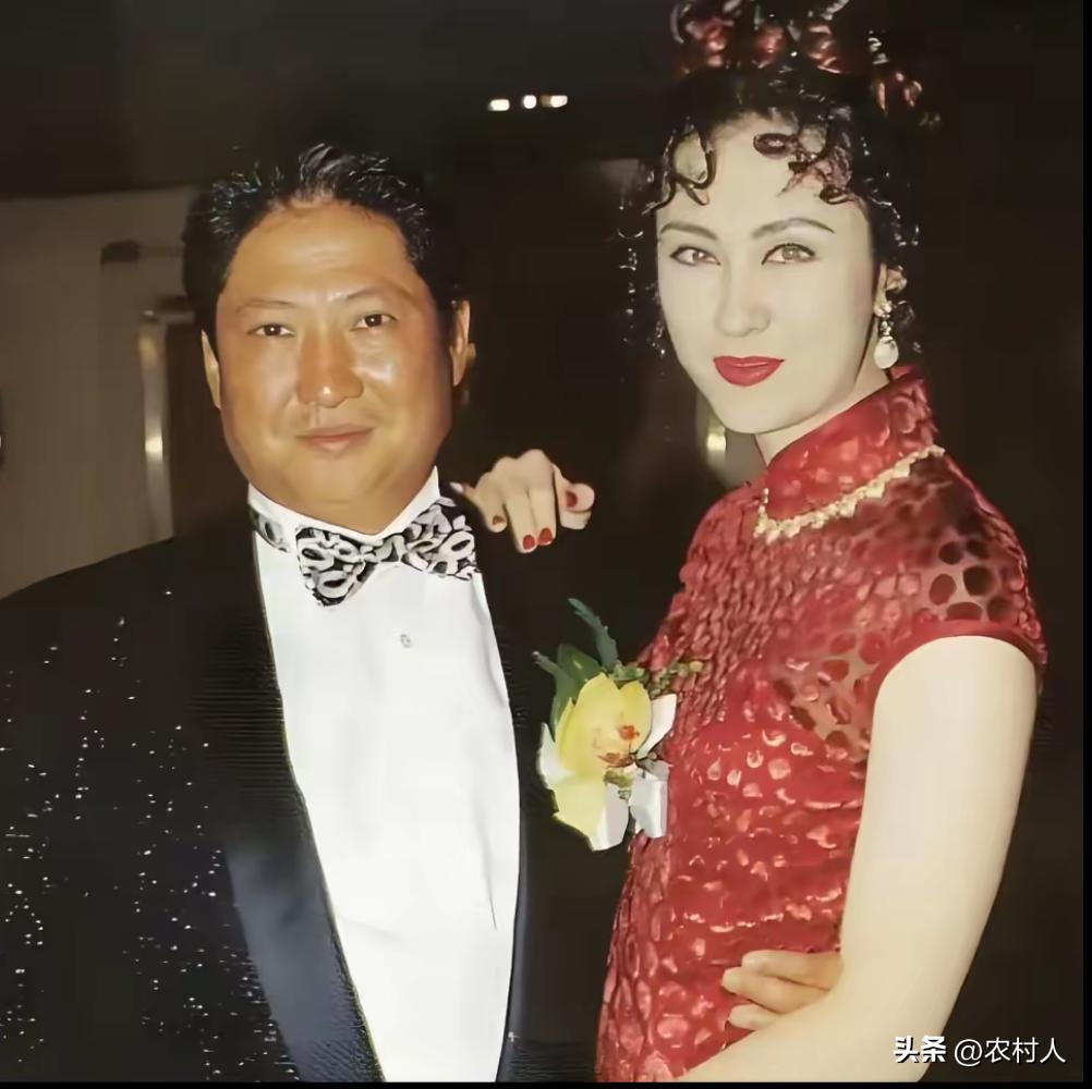 90年代，洪金宝和夫人高丽红的结婚照。两人曾经是师徒关系，相濡以沫，如今已经30
