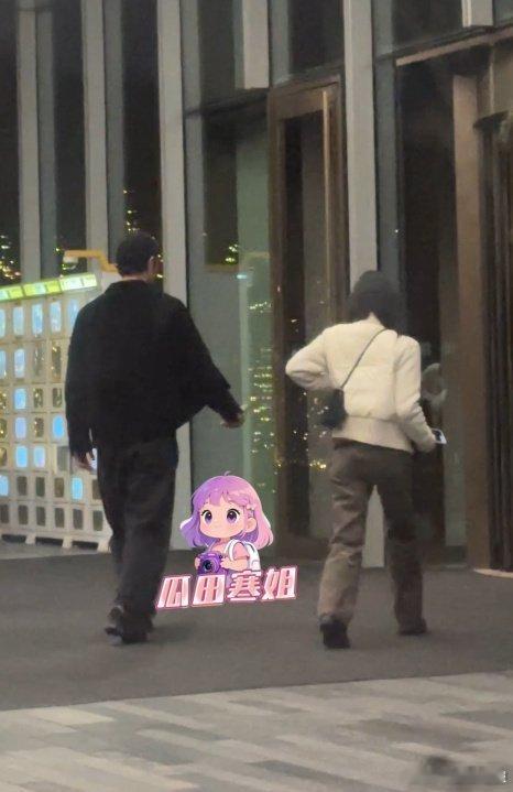 阮经天和小 20 岁富家女友被狗仔拍到同回酒店，这段相差 20 岁的恋情已秘密维