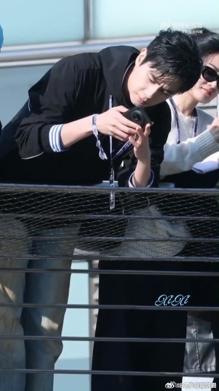 胡一天这车怎么开到我心坎上了认真驾驶的模样又帅又苏，修长的手指操控方向盘灵动自然