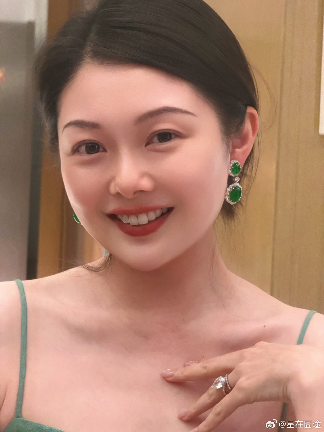 晚晚拒绝客串于正的戏 于正晒出晚晚为自己创作的画作，不少网友顺势提议邀请她客串新