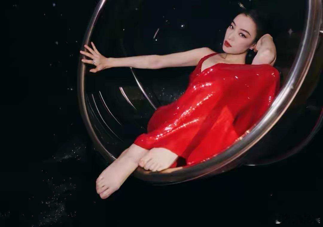 倪妮的脚真的太有质感了，线条纤细精致，连细节都透着高级美感～ 