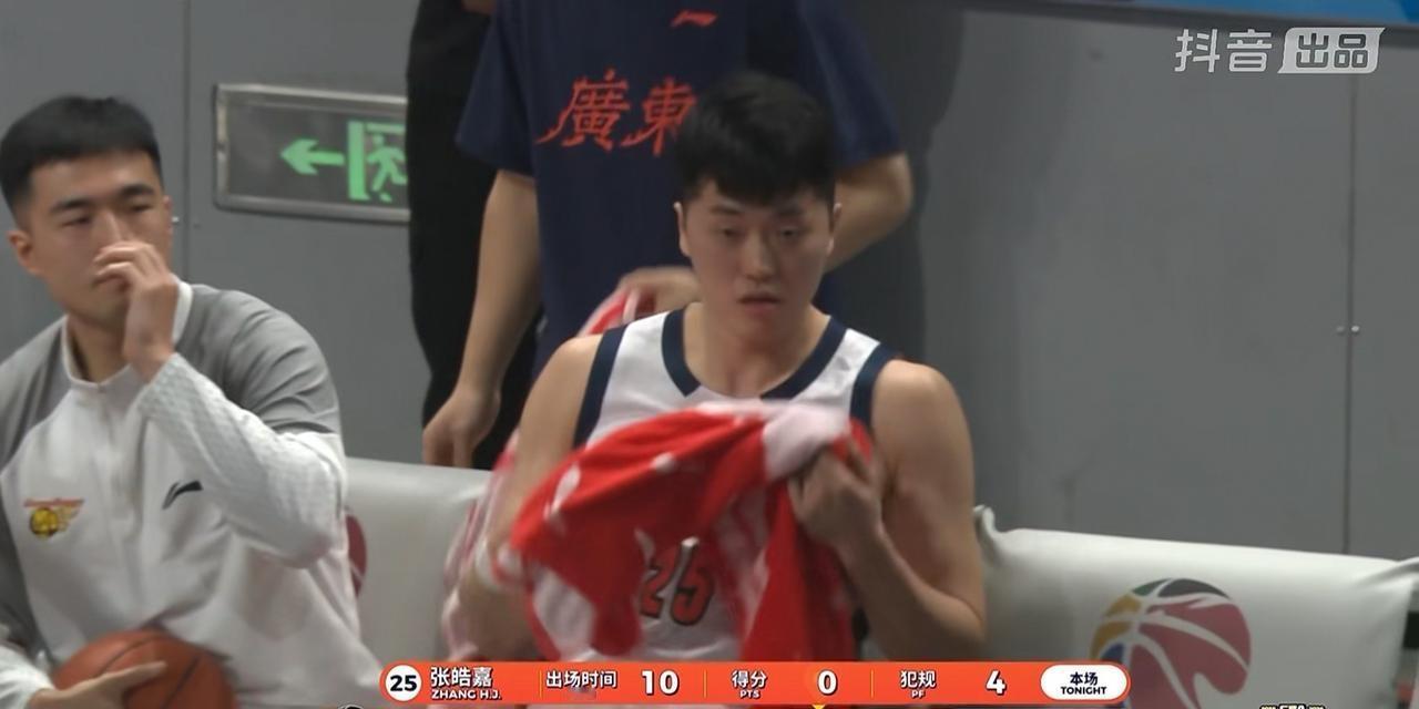 季后赛生死战，10分钟4犯0分！广东这员大将真成“犯规大王”了？

看了粤京大战