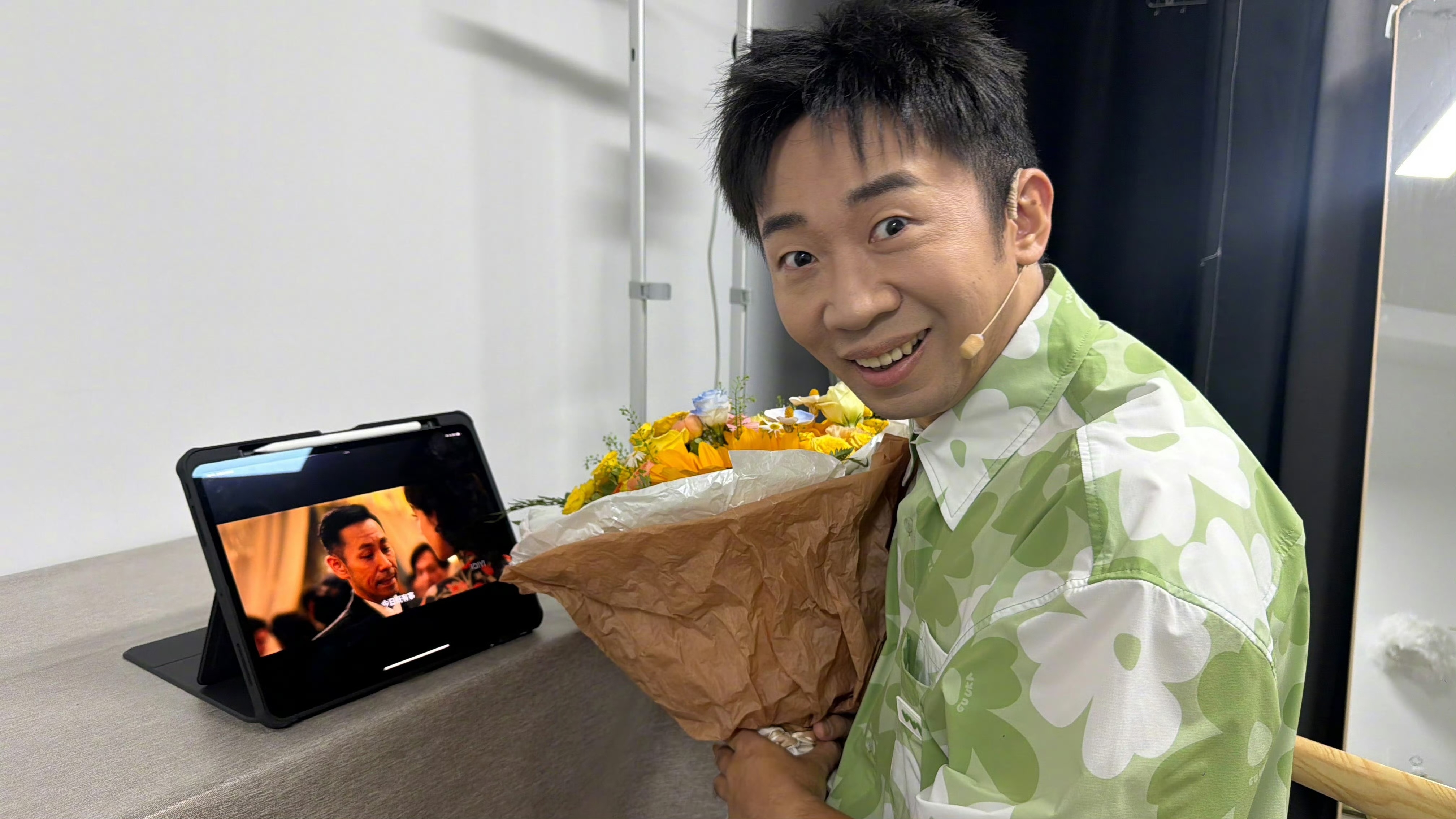杨迪真的很会捧场！对着屏幕献花为娜扎新剧打call，但是能不能换个封面呢哈哈哈哈