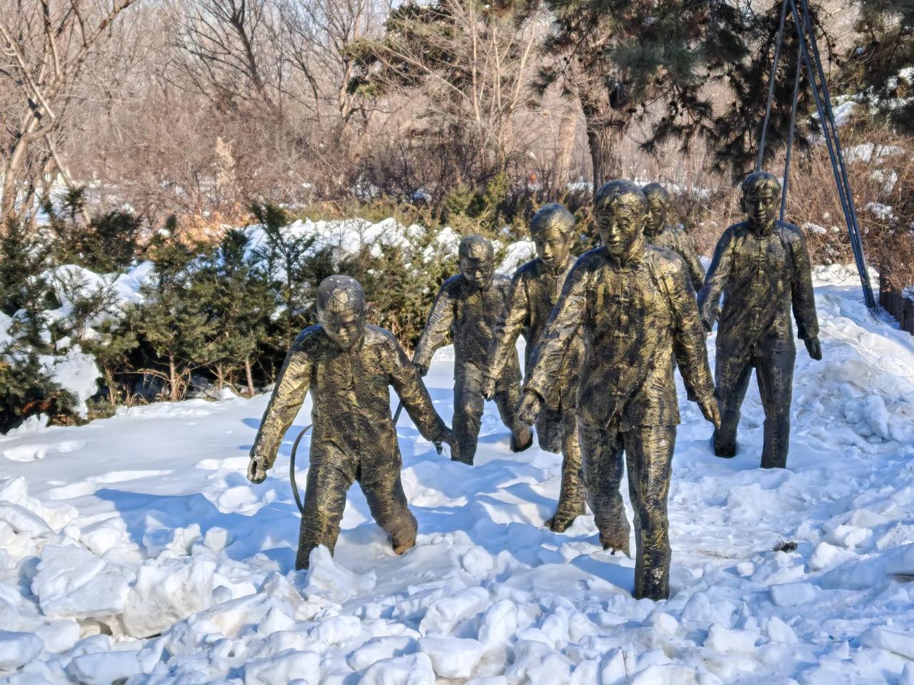 上联：正月十五飞扬雪
下联：灯光辉煌兆丰年