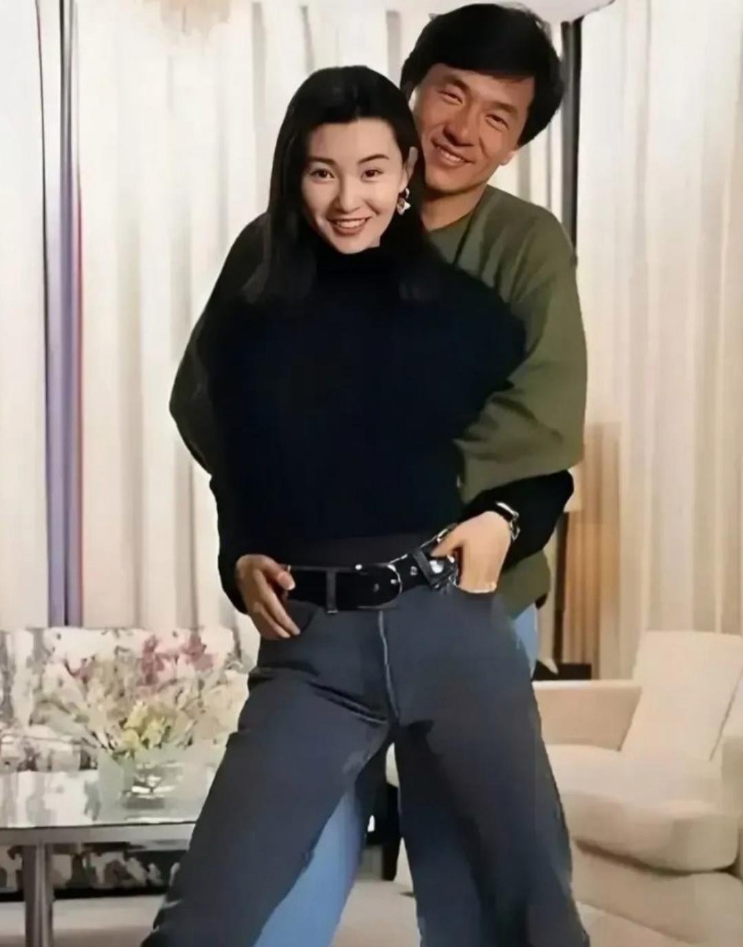 记录者[超话] “我不过犯了全天下男人都会犯的错”，这个人年轻的时候是这样的……