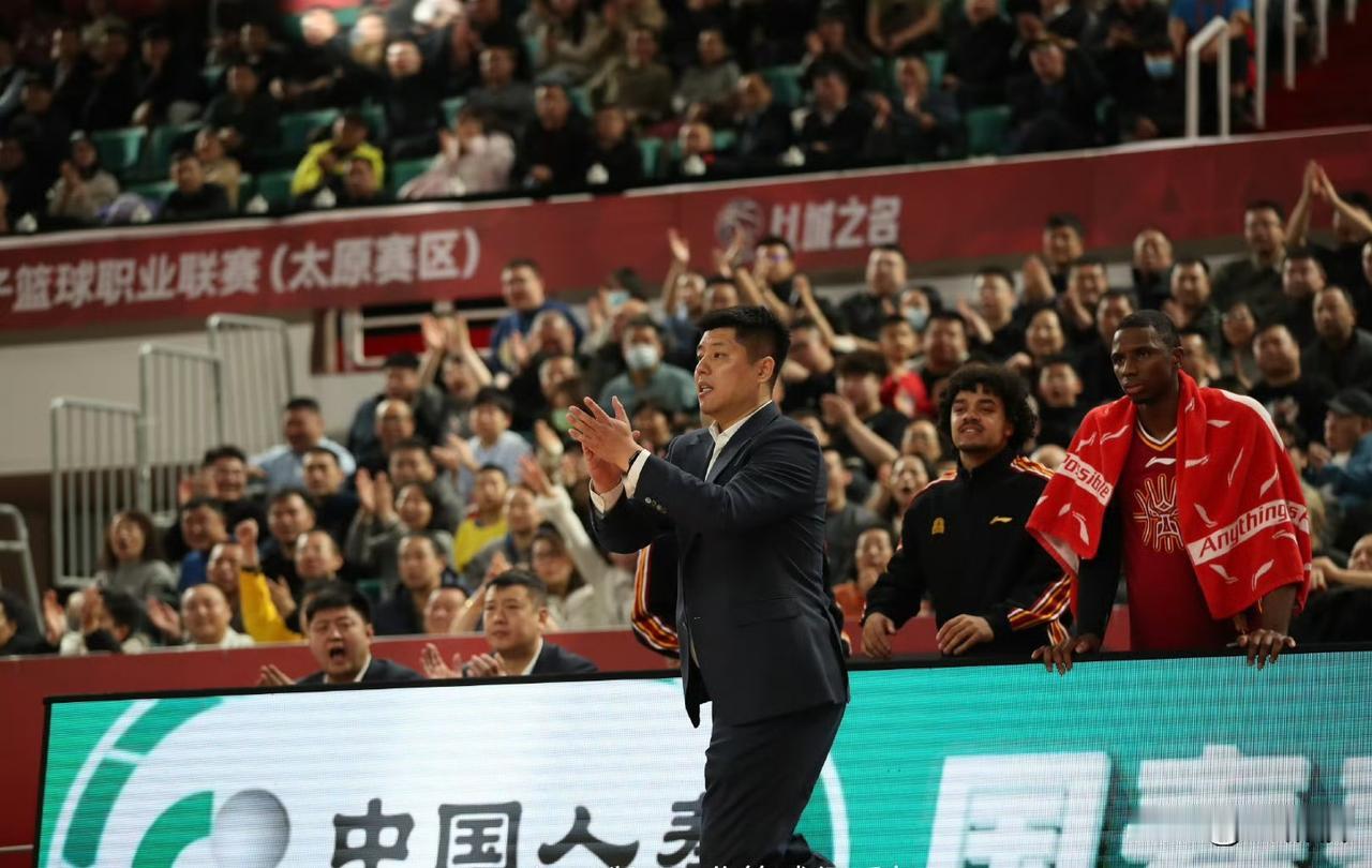 潘江终于开窍了，末节关键时刻不再盲目信任迪亚洛！
实话实说，今晚山西男篮主场对阵