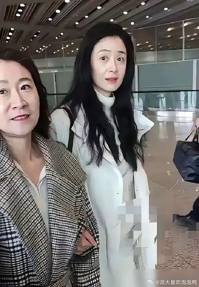 看到42岁蒋欣的近照，感觉年龄大+暴瘦=断崖式衰老。经常看到蒋欣分享16+8以及