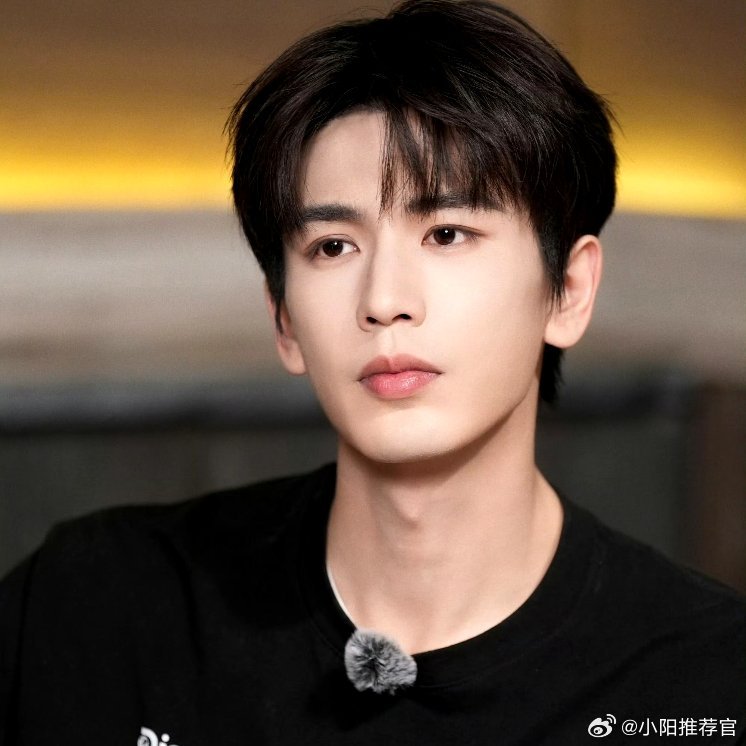 张凌赫我开保洁车养你霸总开保洁车，这场面推推也是第一次见～赫家欢张凌赫单手开保洁