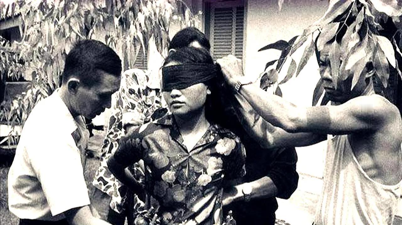 1966年，越南女兵被美军抓捕，为了得到情报，美军对她们动用“水刑”。突然，越南