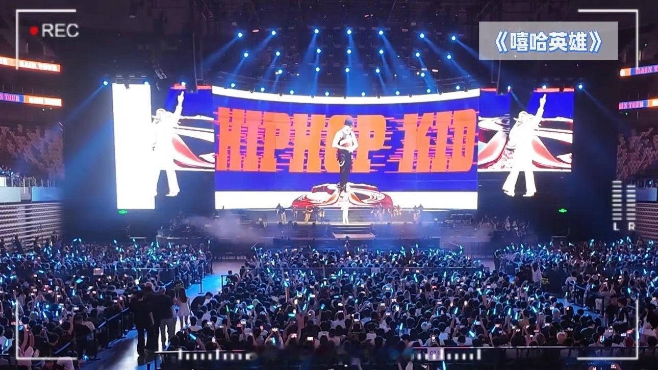 小落第一视角登台报幕，氛围感直接拉满！小落第一视角给Asen演唱会报幕