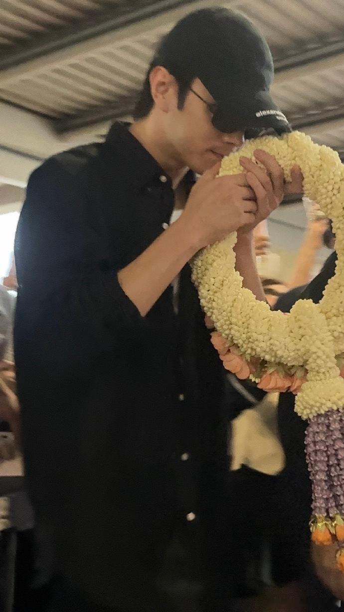 许凯衬衣穿搭港风满满许凯曼谷之约人气 许凯这衬衣造型杀疯了，慵懒港风拿捏到位，曼