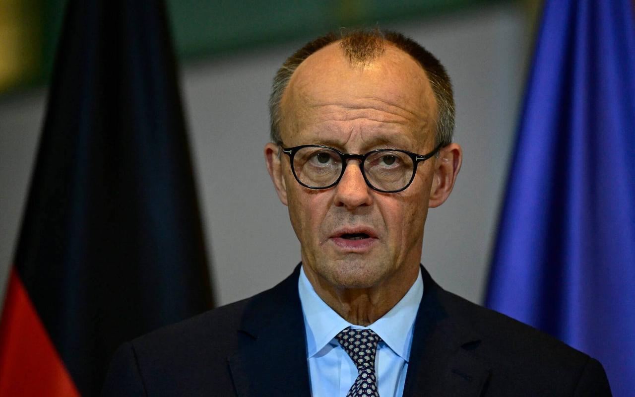 新闻快讯——德国总理弗里德里希·默茨表态：
“我认为，美国人眼下没必要试图来拯救