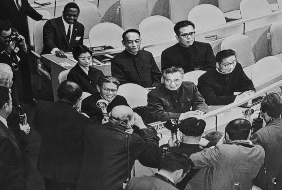 1971年11月15日，中国出席联合国第二十六届大会代表团在大会厅就座。前排左起