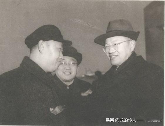 1951年4月13日，张闻天离京赴苏联就任我驻苏大使。临行前同前来送行的外交部副
