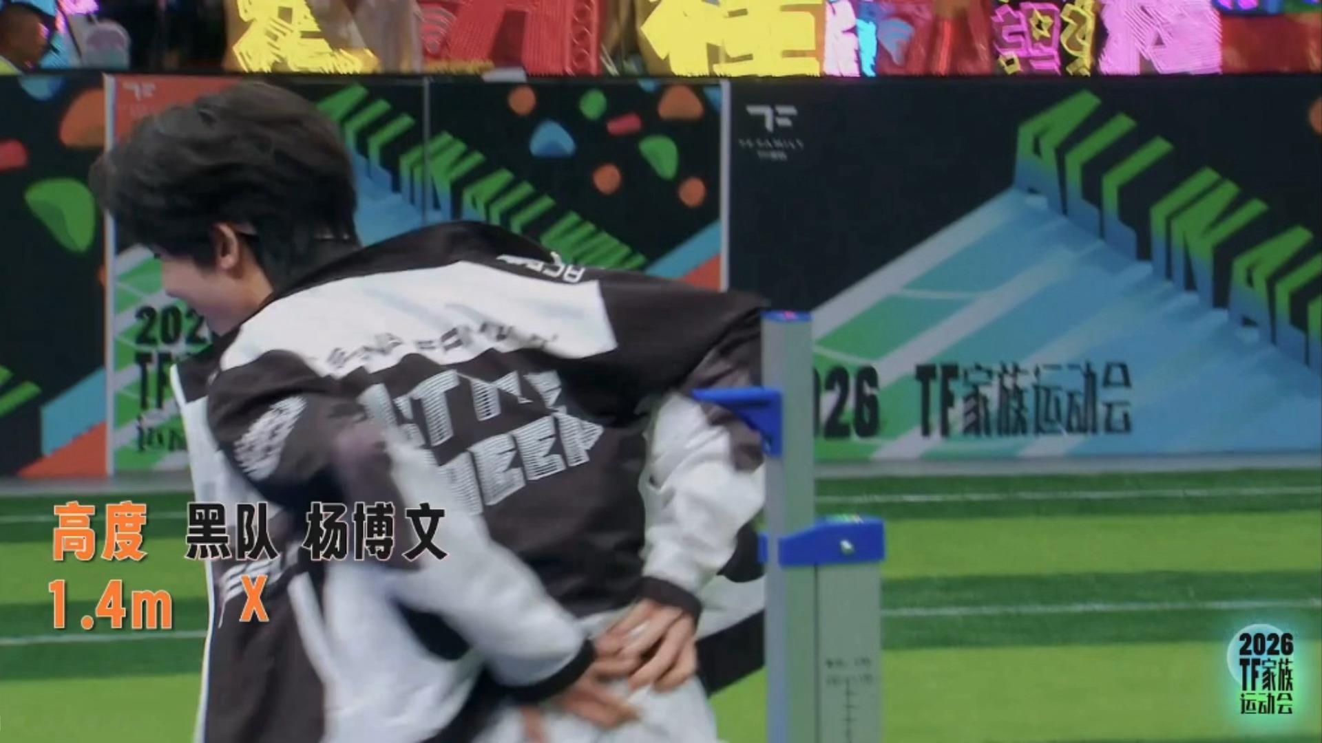 “我屁股”（揉揉揉 