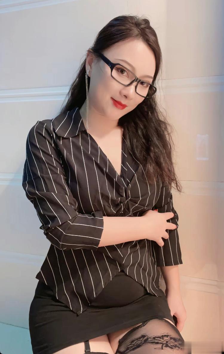 黑框眼镜黑衬衫黑裙黑丝 ​​​