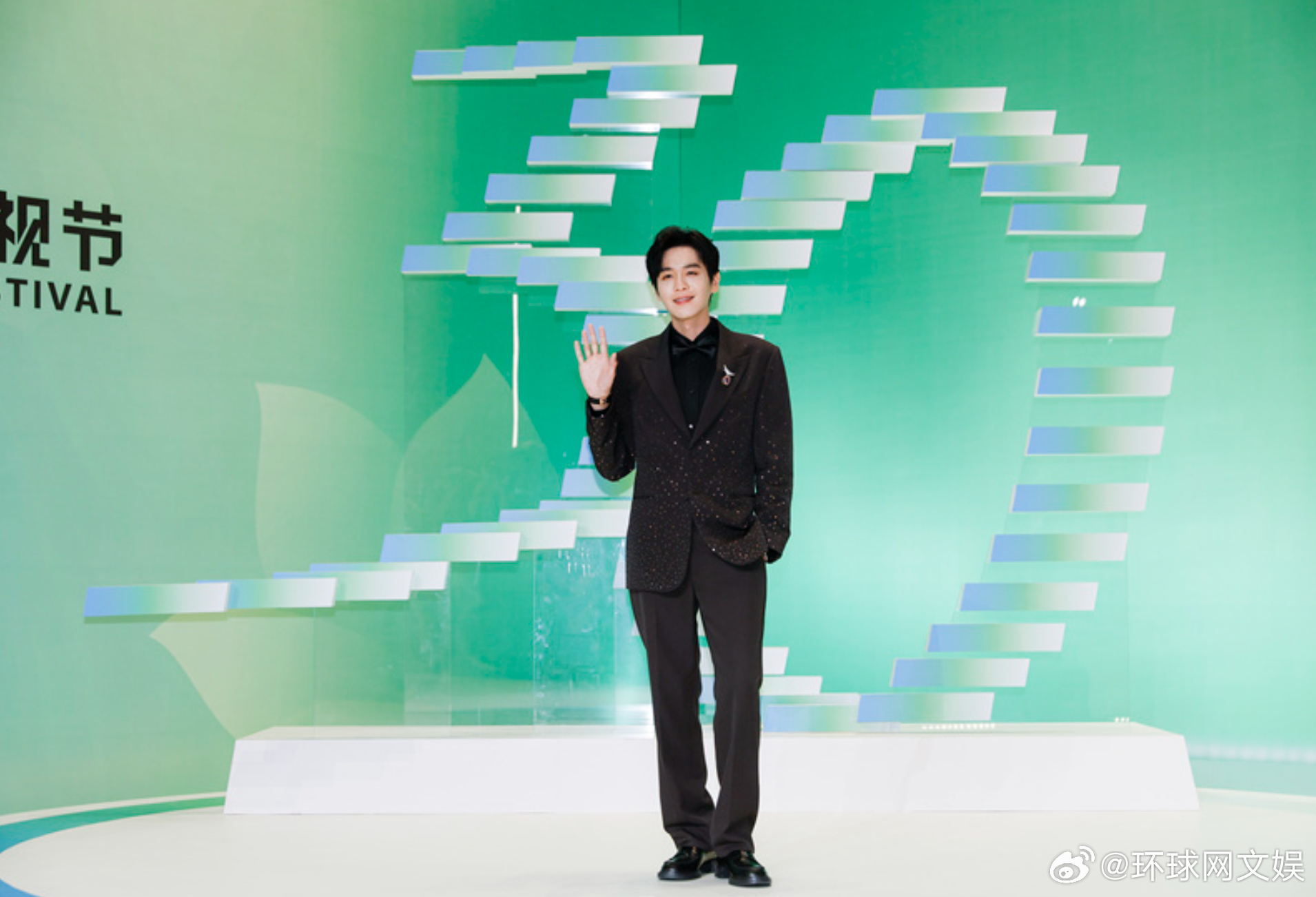 【#白玉兰红毯# 】#张若昀白玉兰红毯好有气场# 亮相第30届上海电视节“白玉兰