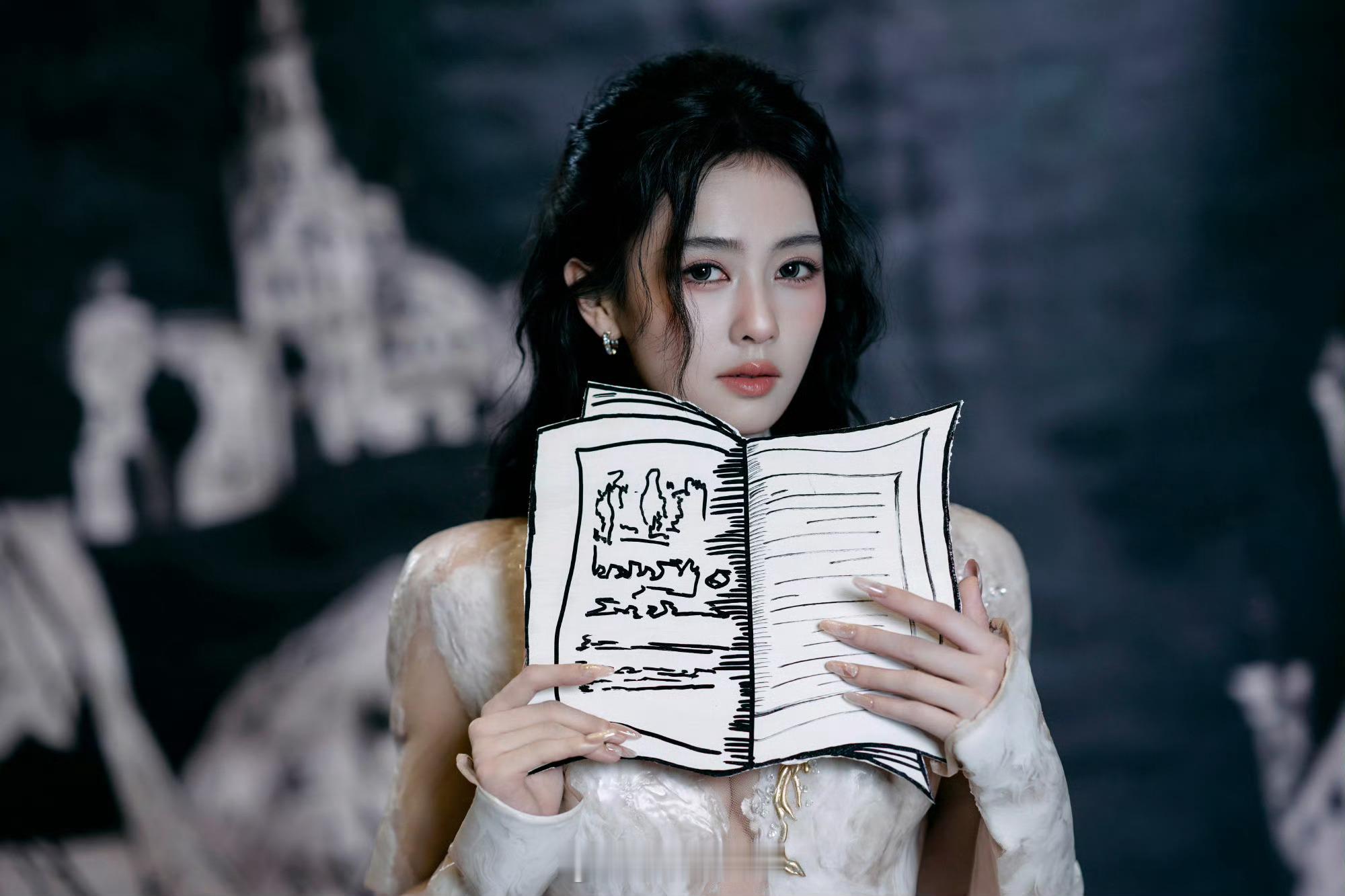 白鹿 古堡女爵，当镜头切换至幽暗复古的古堡场景，白鹿化身暗夜女爵惊艳登场。鎏金光