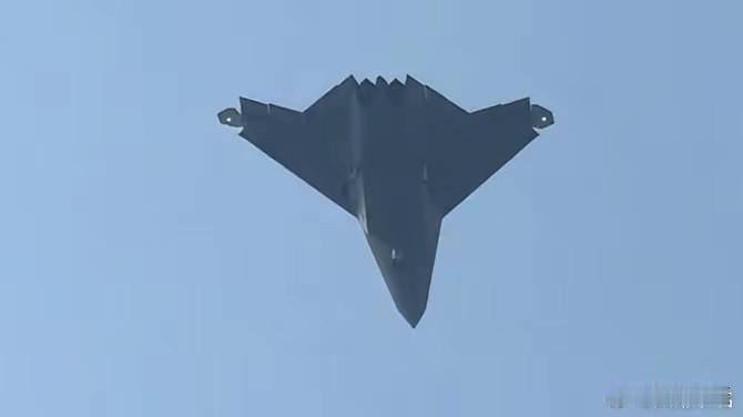 许多专家认为，F47最终会成为这个样子（如图），没有鸭翼。
这可能把美国想得太好