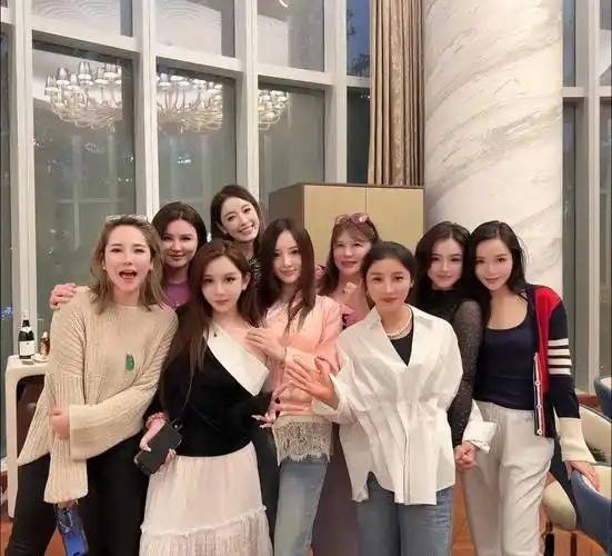 闺蜜聚会能“续命”？这事真有科学依据了！


最近看到个健康研究，说女性多和好朋