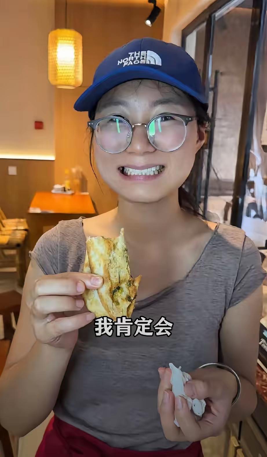 江苏无锡这个18岁女孩月月真的火了！她高考完去饭店打暑假工，和老板说好每天8小时