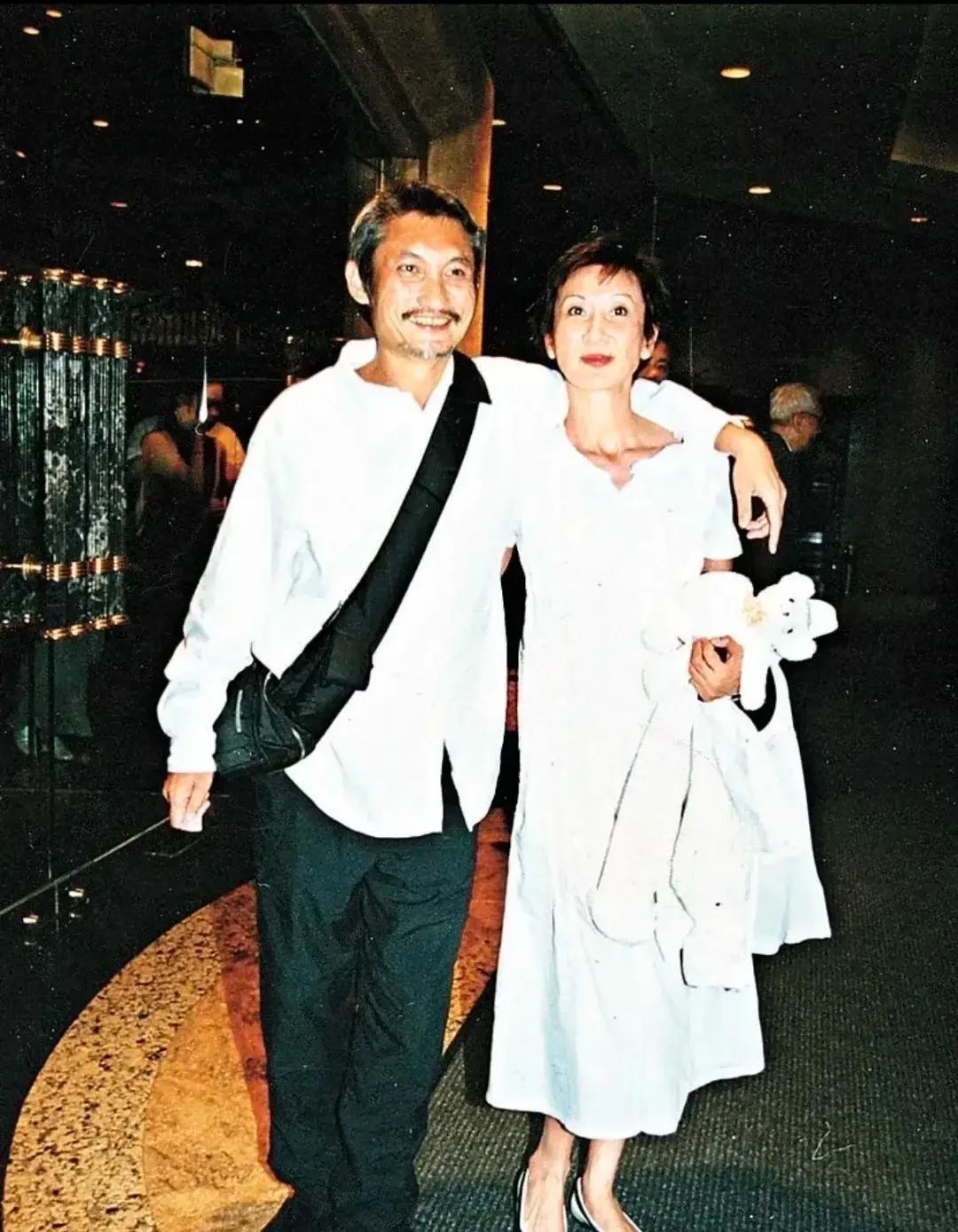 徐克离婚了，跟相伴36年、63岁的老妻施南生。
不少人说：能陪你这么久，也算仁至