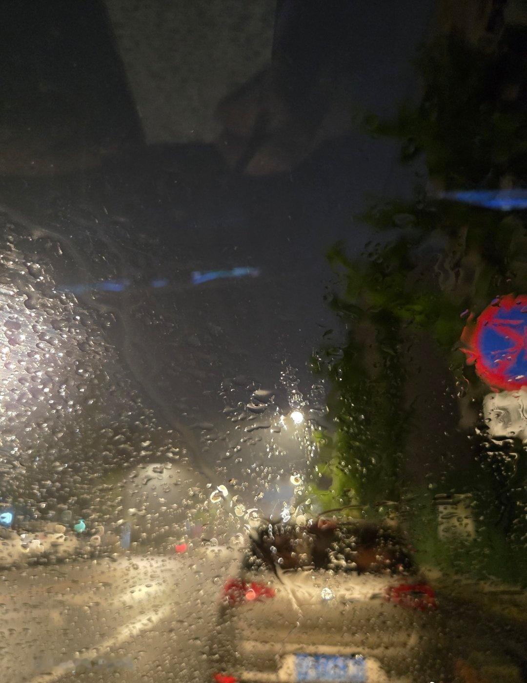 今天的北京的春雨，雨量感觉是近几年北京的春雨之最。

这个天气就适合在车里面加加