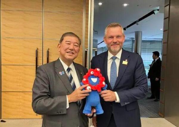 日本政坛一张抓拍图直接冲上热搜前排，刚卸下首相职务的石破茂，走出官邸时笑得眼睛都