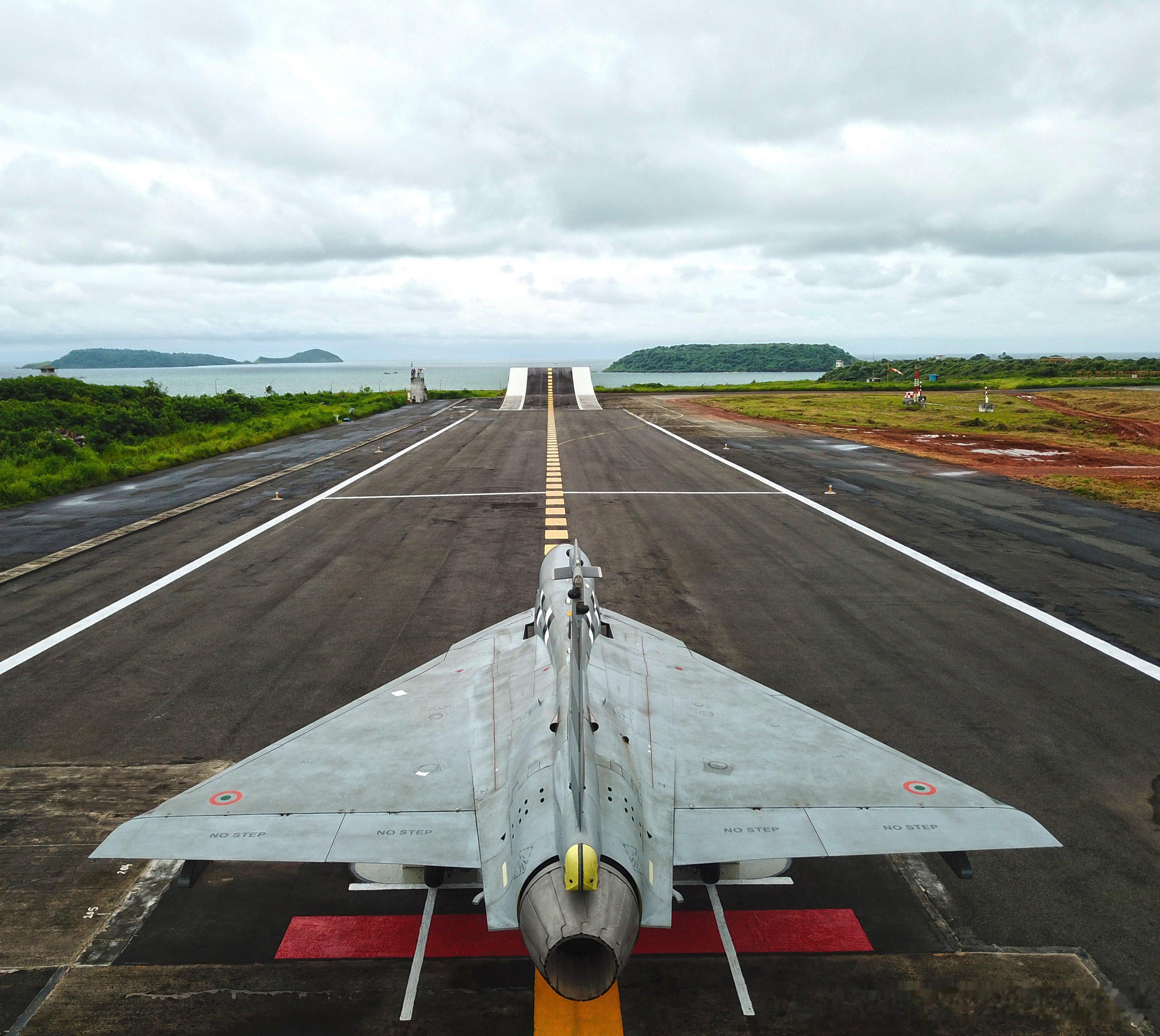 在印度果阿汉莎海军航空站岸基航母测试设施进行滑跃起飞的NLCA ​​​