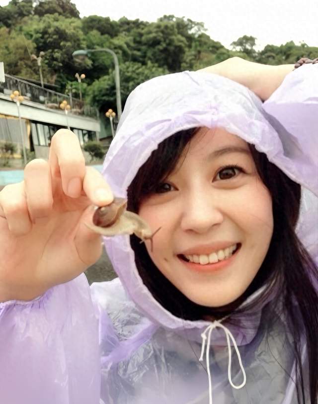 李金铭：自带梨涡buff的初代皮相甜妹，亲和力拉满的元气少女脸