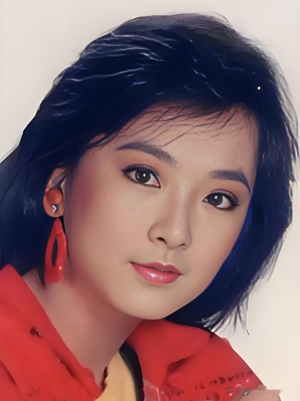 她是琼瑶眼中清纯如泉的“玉女偶像”，眉眼间尽是温婉。历经岁月洗礼，她淡出荧幕化身