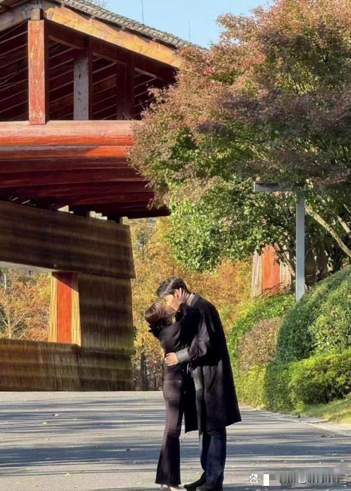 好家伙！亲遍半个娱乐圈美女，这人到底啥来头？
 
一会和赵露思上演心动拥吻，转头