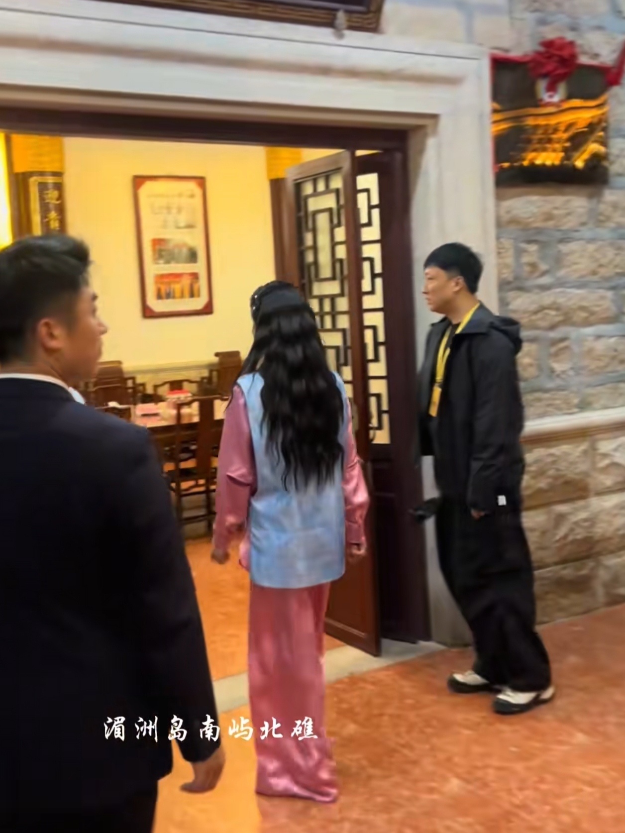 刘涛头发还是有小卷卷的 