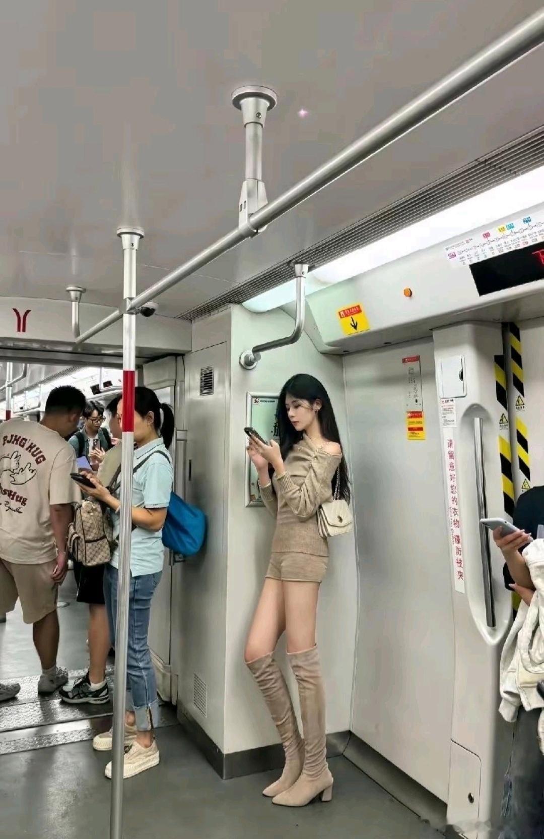 穿这样热不热不知道，就是挺好看的