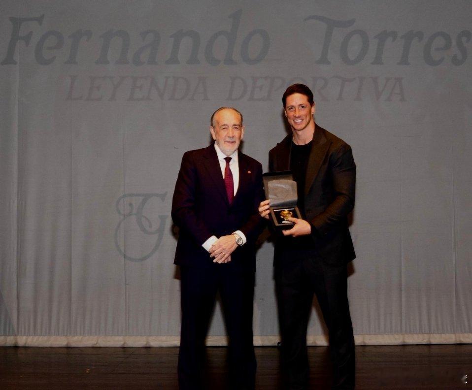 近日前西班牙前锋费尔南多·托雷斯，获得了马德里足协颁发的体育传奇将，以表彰他辉煌