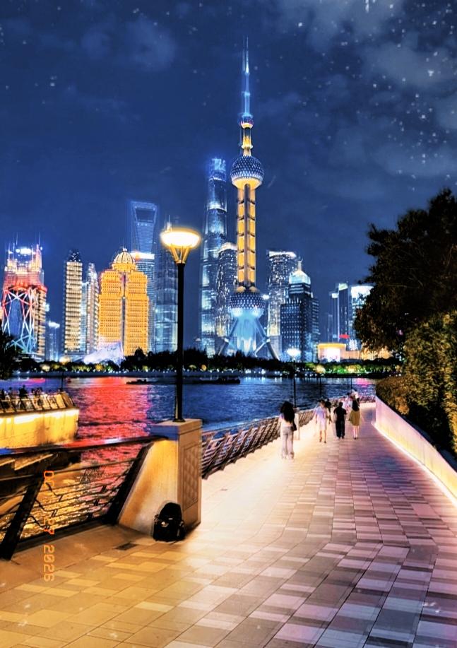 晚风轻轻吹过上海滨江步道，抬眼就是陆家嘴璀璨的夜景。东方明珠在夜色里亮着灯光，旁
