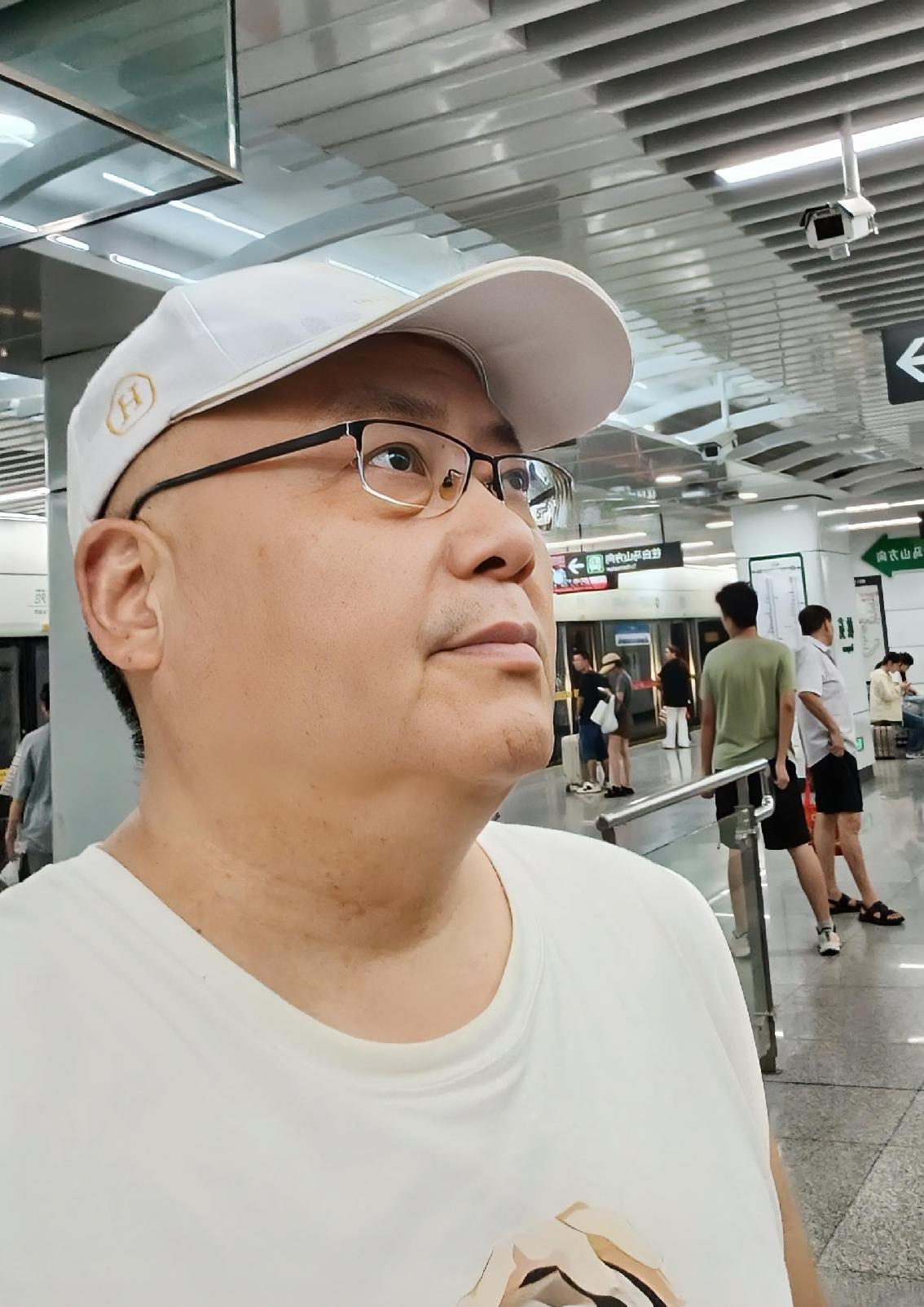 昨天各大媒体报道，篮球明星宏远队总经理朱芳雨被炒“鱿鱼”了。 

我们都知道朱芳