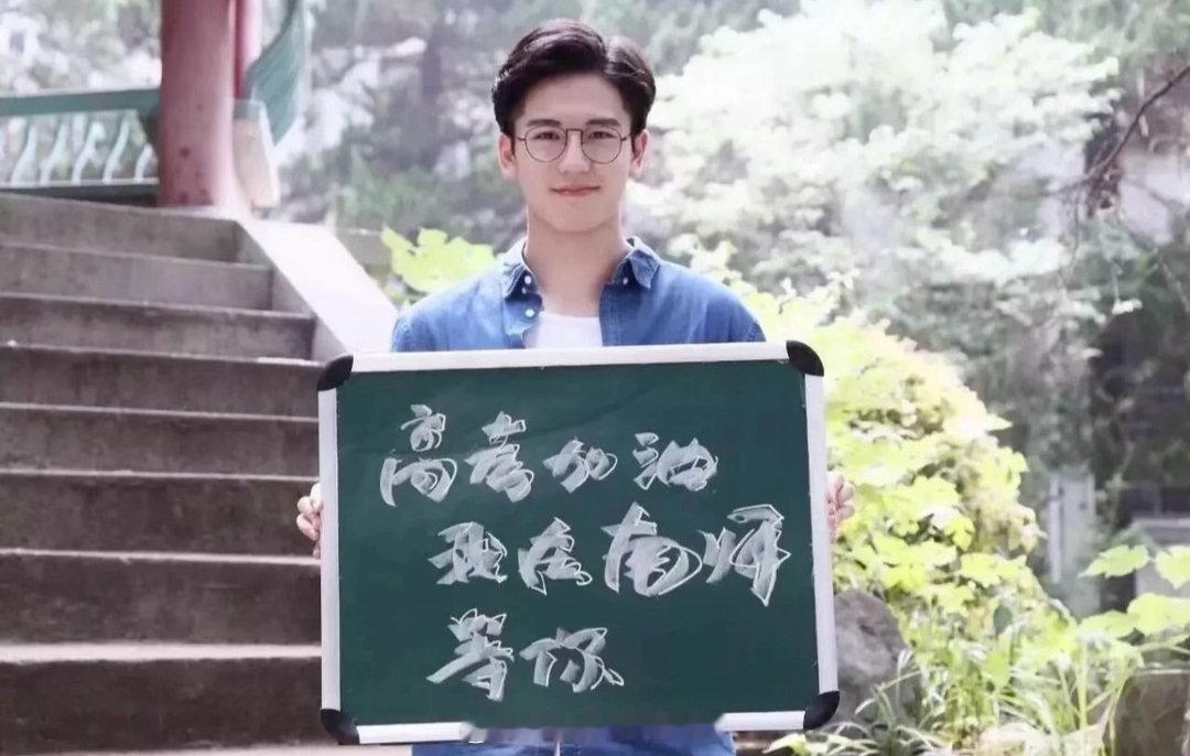 张凌赫素人时期依旧很权威  褪去明星包装、妆容滤镜，还只是普通大学生的张凌赫，随