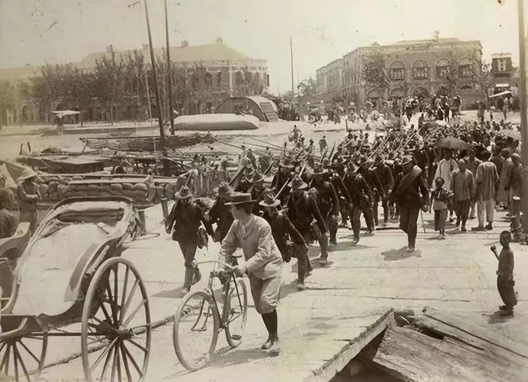 1942年，一日军看到漂亮的母亲后，兽性大发，疯狂的扑了过去。突然，他看见母亲年