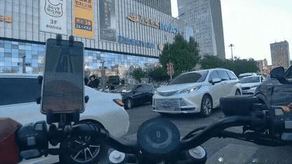 这种情况是司机陪行人医药费，还是行人陪司机车损？