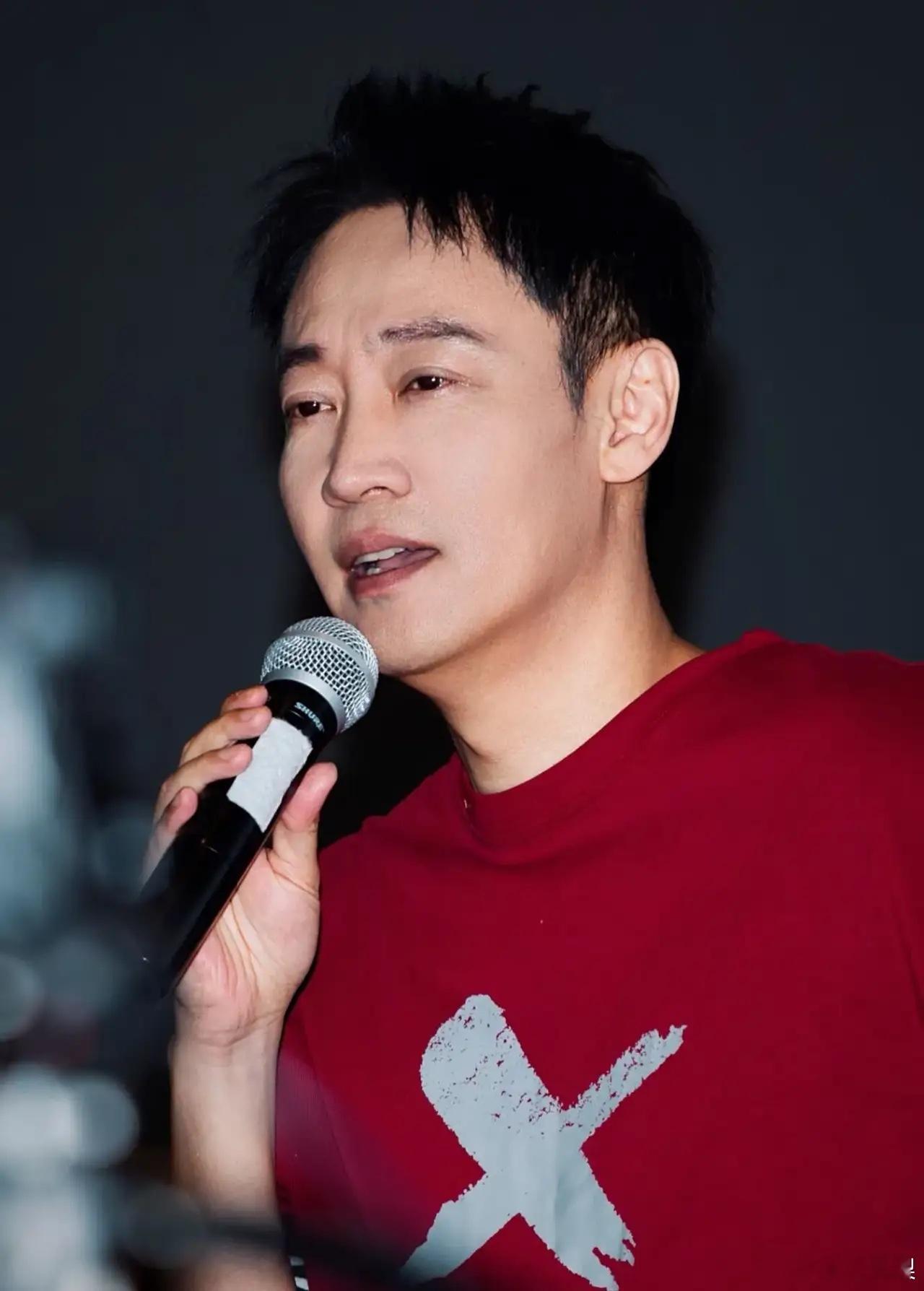 你们有没有发现  也许人真的太忌张扬辛柏青发完讣告后  只留了一盏长明的灯  他