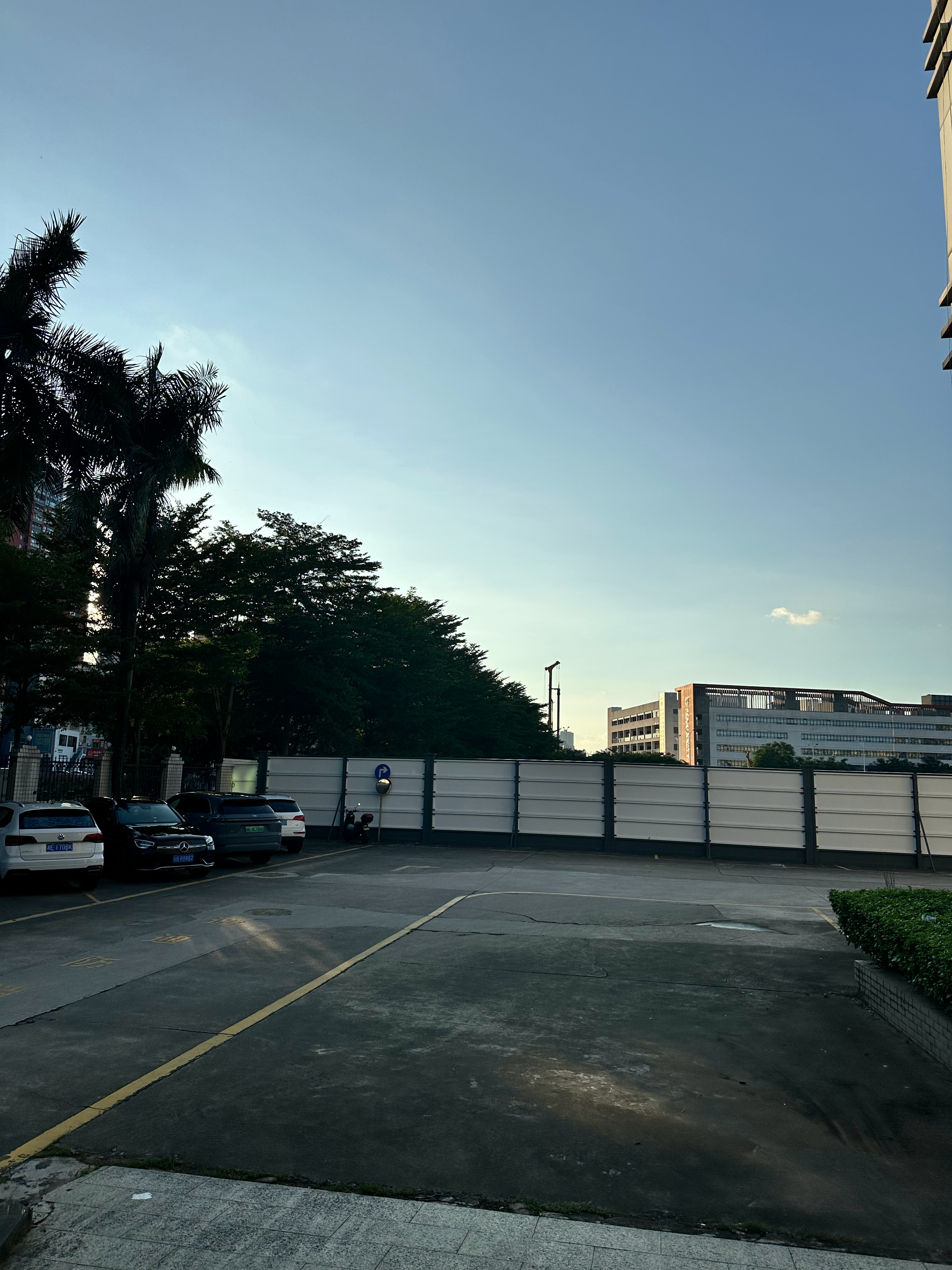 这么好的天气居然将迎来超强台风[无聊]深圳停工 吗？好像并没有！  ​​​