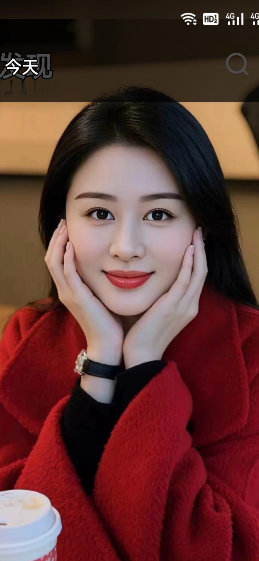 温暖冬日，红衣少女与咖啡的浪漫邂逅