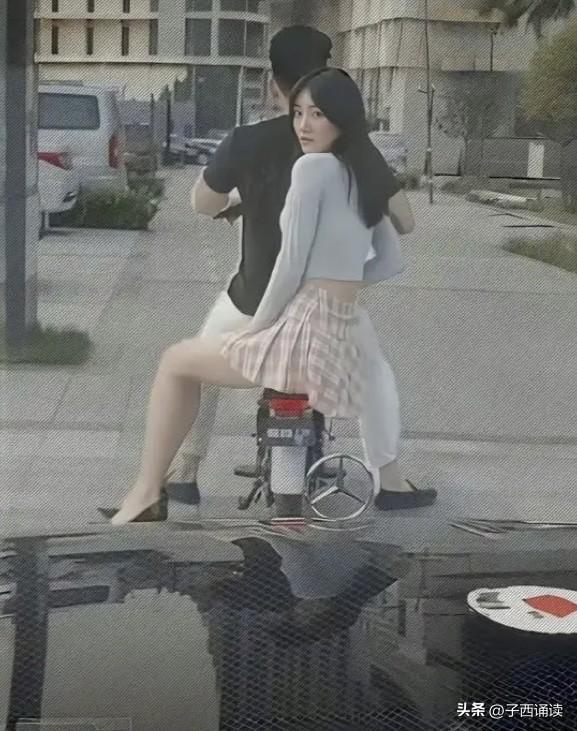 女孩回眸的瞬间，她可能在想什么？